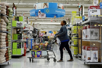 Walmart retirará al menos 11 colorantes artificiales y 30 ingredientes, incluidos conservantes y sustitutos de grasa. (REUTERS/Kevork Djansezian/File Photo)
