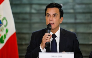 Fotografía de archivo en la que se captó al canciller de Perú, Carlos Espá, durante una rueda de prensa, en Quito (Ecuador). EFE/José Jácome