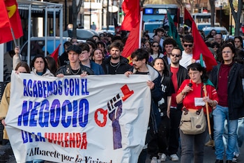 Jóvenes con una pancarta durante una manifestación por la vivienda.