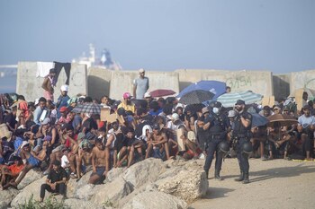 07/09/2026 El Congreso rechaza el plan del PP ante la crisis de Ceuta, que sólo apoyan Vox y UPN.
El Pleno del Congreso ha rechazado este jueves las propuestas del PP afrontar la crisis de Ceuta, un plan que incluye fortalecer el perímetro fronterizo alargando el espigón del Tarajal, un refuerzo permanente de Policía y Guardia Civil y más funcionarios para agilizar las expulsiones de quienes llegaron en la entrada masiva de migrantes de los días 30 y 31 de julio.
POLITICA
Marcos Moreno - Europa Press