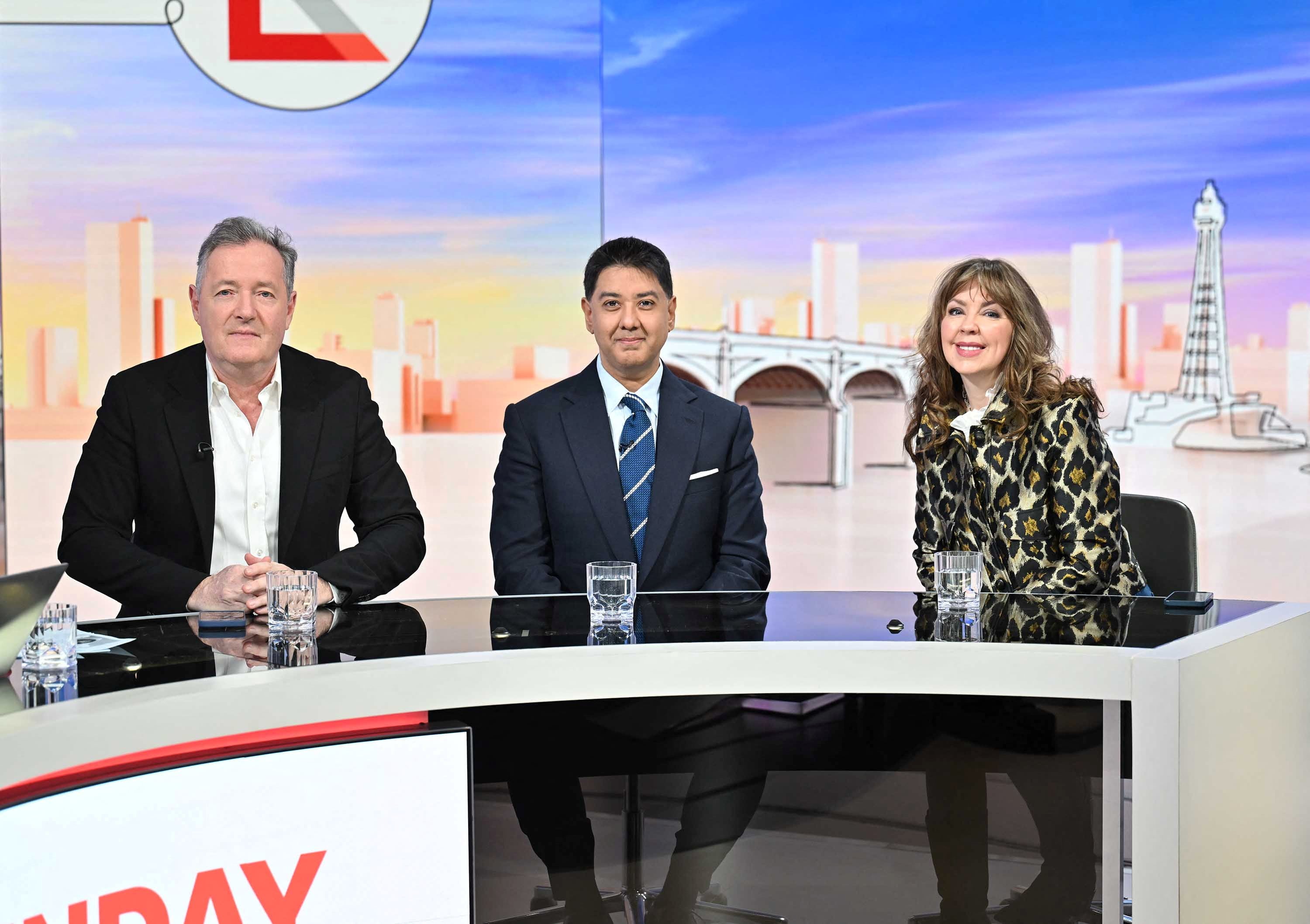 El presentador Piers Morgan, el director ejecutivo del Centro para la Lucha contra el Odio Digital, Imran Ahmed, y Fiona Hill, exjefa de gabinete de Theresa May, aparecen en el programa Sunday Morning de la BBC, presentado por Laura Kuenssberg, en Londres, Reino Unido, el 19 de enero de 2025 (Jeff Overs/BBC/Distribuido vía REUTERS)