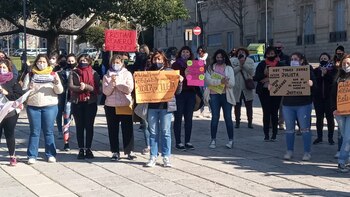 Manifestantes frente al monumento a