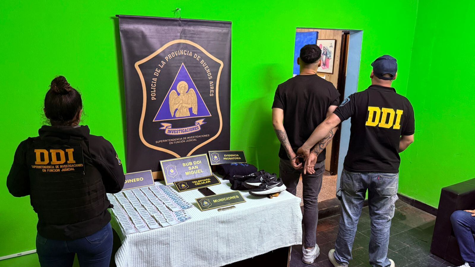 Entre los elementos secuestrados había dinero en efectivo y municiones (Foto: Policía bonaerense)