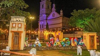 La celebración comenzó la noche del 8 de diciembre de 2024, cuando el alcalde Francisco Calderón encendió la primera luz de este monumental pesebre - crédito Alcaldía de Garzón