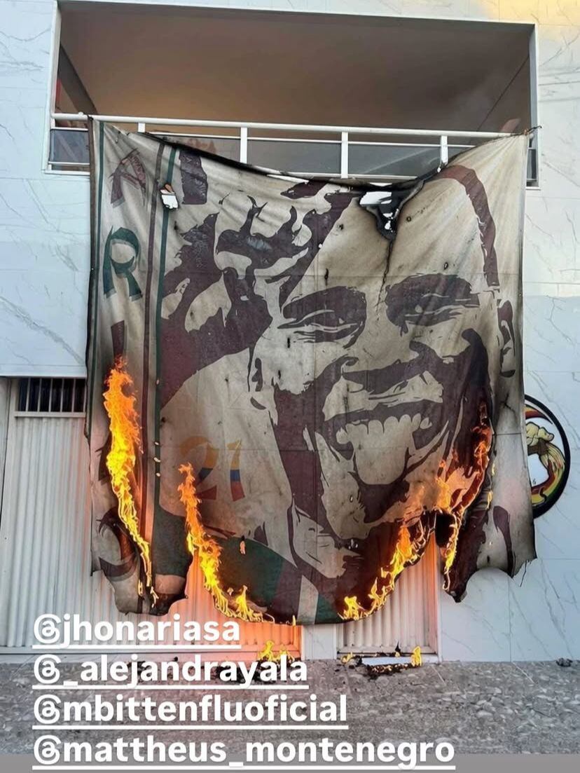 Bandera con la cara y el número de Jhon Arias quemada por los hinchas del Fluminense - crédito X