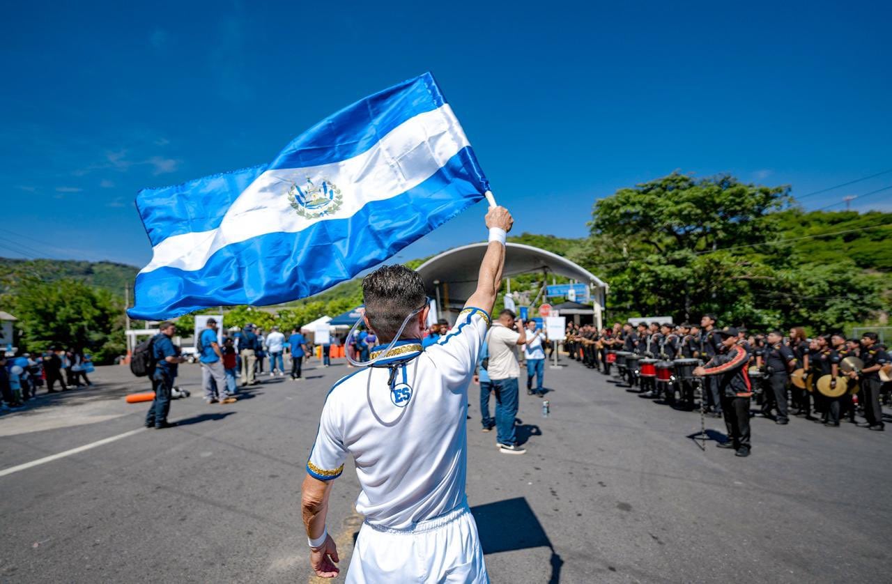Las ceremonias de independencia en Centroamérica incluyen desfiles estudiantiles, bandas de paz, actos oficiales y el traslado de la antorcha entre fronteras nacionales. /(Secretaría de Prensa de la Presidencia)