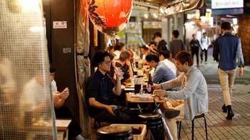 Jóvenes disfrutan de una comida