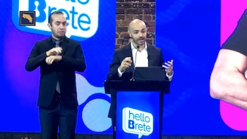 El programa “Hello Brete” incluye la enseñanza de inglés mediante plataformas digitales. (Captura de pantalla de la transmisión en vivo)