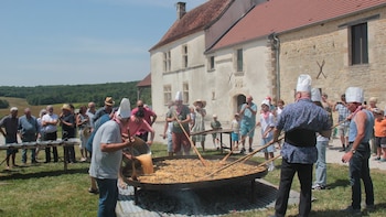 1.000 huevos, 20 kilos de patatas y una sartén de 200 kilos: la historia de una tortilla XXL que se cocina desde hace tres décadas en un castillo en ruinas