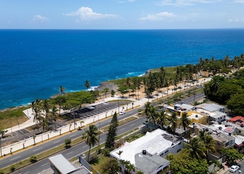 La segunda etapa del Malecón de Santo Domingo Este, inaugurada por Luis Abinader y David Collado, completa la renovación del frente marítimo con una inversión de RD 685 millones. (Foto cortesía Presidencia de República Dominicana)
