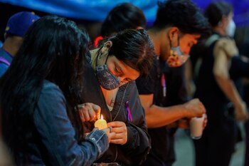 Amigos y familiares asisten a