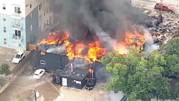 La explosión en un edificio de Oak Cliff, Dallas, provocada por una fuga de gas, dejó tres muertos, incluyendo un niño, y cinco heridos
