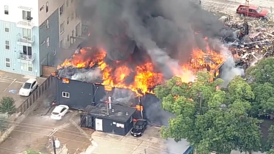 La explosión en un edificio de Oak Cliff, Dallas, provocada por una fuga de gas, dejó tres muertos, incluyendo un niño, y cinco heridos