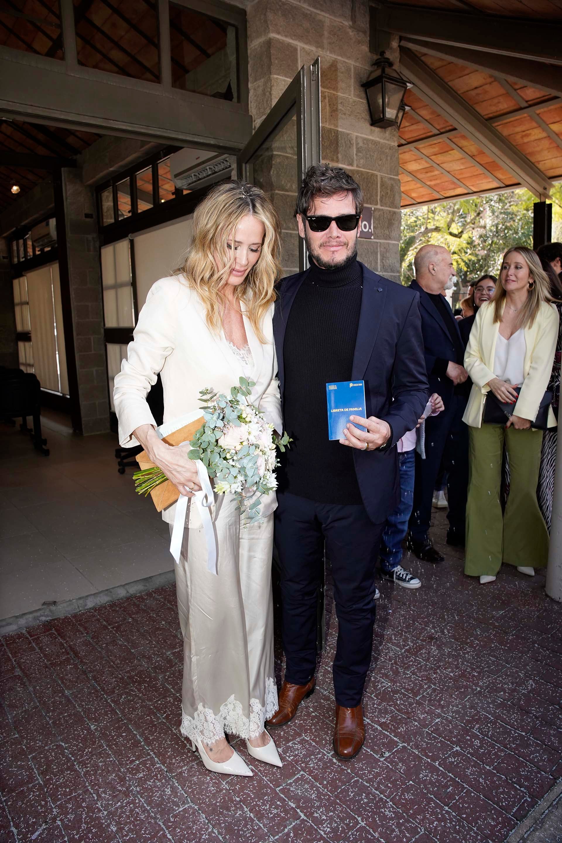 Tres momentos del casamiento por civil entre Julieta Prandi y Emanuel Ortega