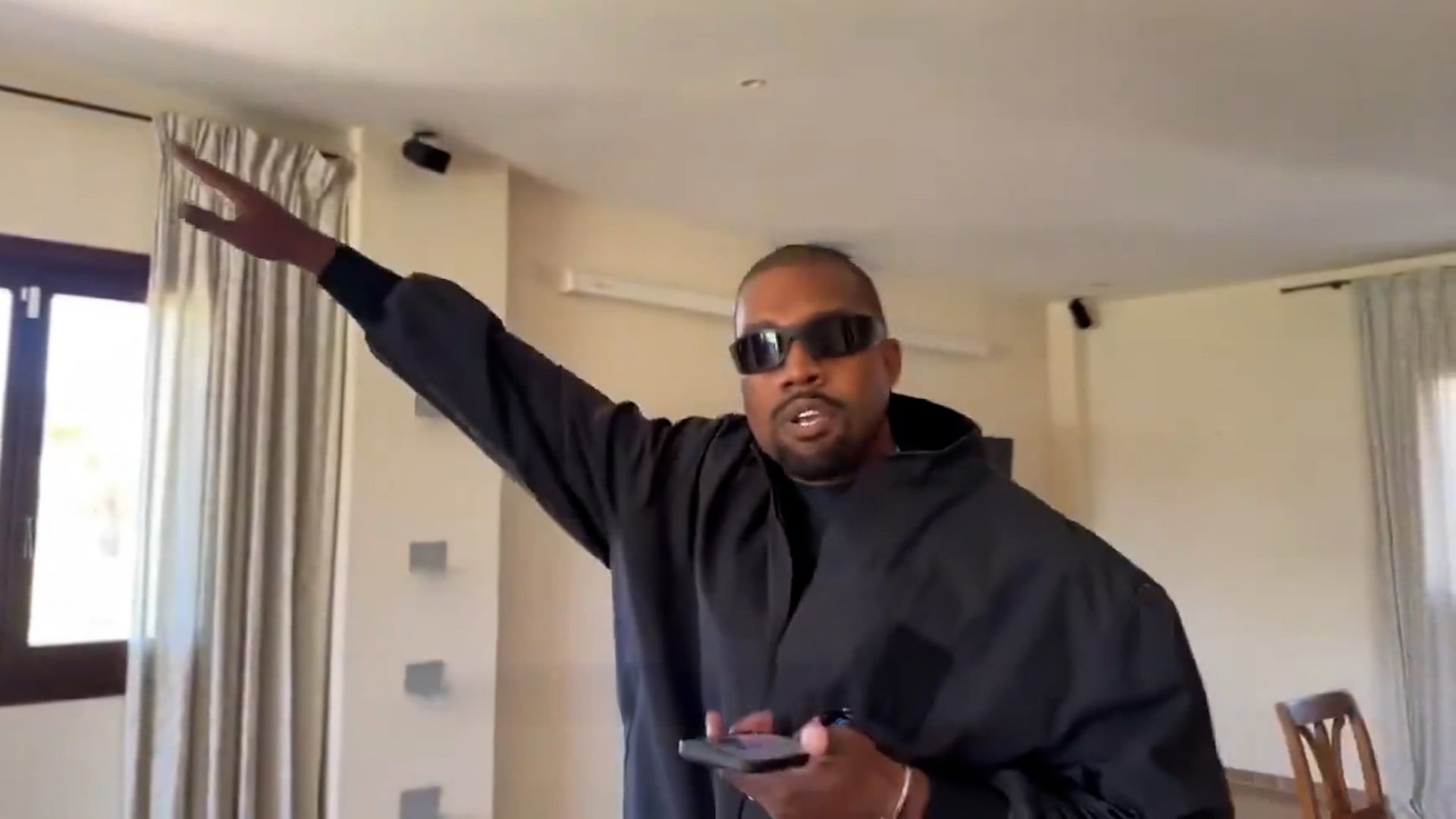 West apareció en el concierto de Scott tras meses de polémica internacional por sus comentarios antisemitas y asegurar ser un nazi (Twitch)