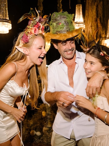 Los recién casados junto a