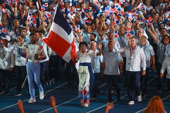 La delegación dominicana, como anfitriona, fue la más ovacionada por el público durante la ceremonia inaugural de los Juegos Centroamericanos y del Caribe, Santo Domingo 2026. (EFE/ Orlando Barría)