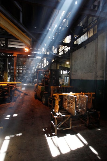 Un obrero trabaja en una