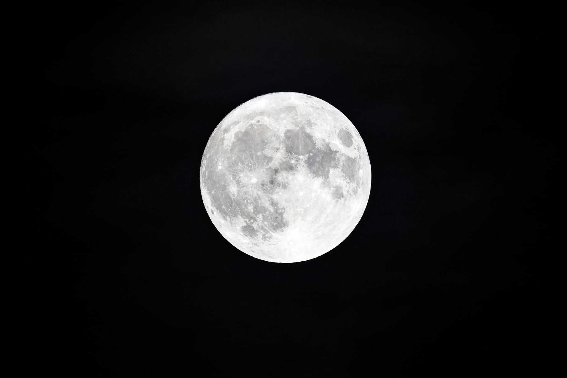En el hemisferio sur la Luna de Fresa de 2025 se elevará inusualmente alta ofreciendo una vista única para observadores y astrónomos(Europa Press)