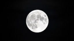 La superluna más grande del año llega con una lluvia de meteoros: a qué hora observarla esta noche