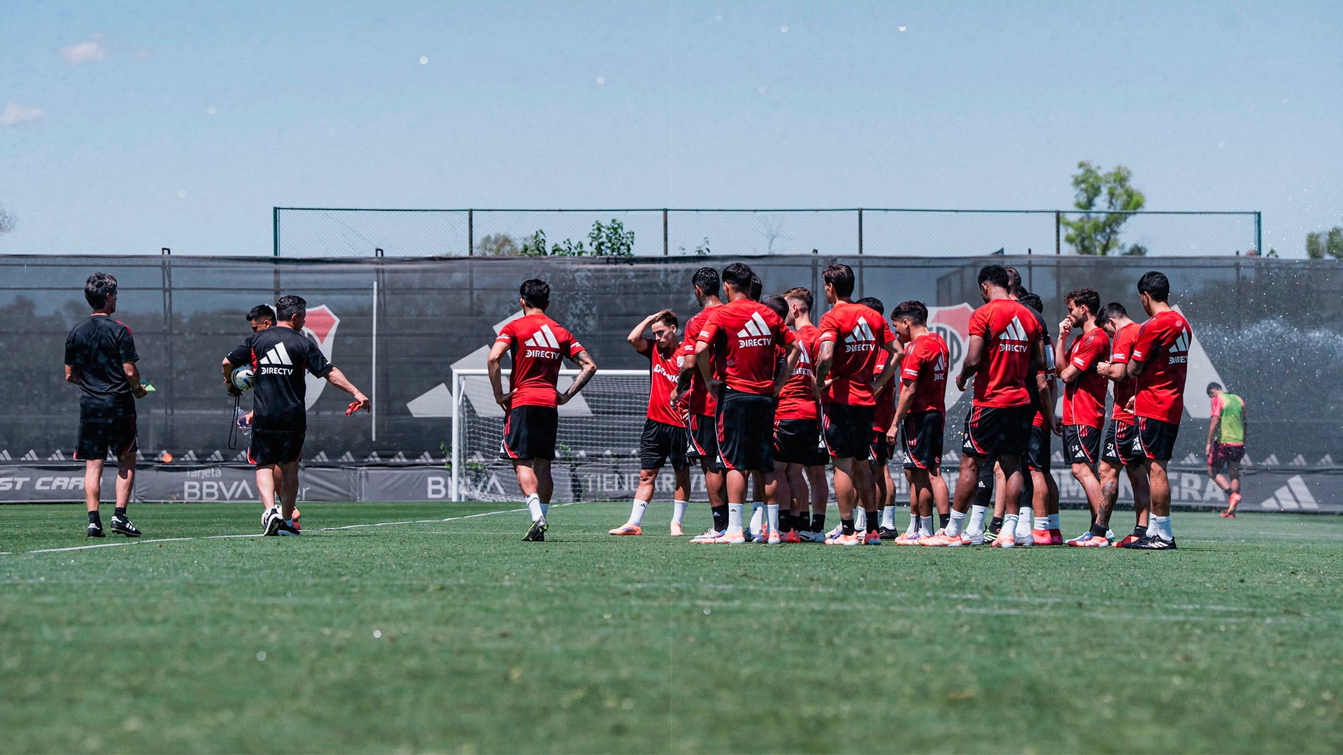 Marcelo Gallardo habló con los jugadores y les explicó su situación de cara al 2026 (@RiverPlate)