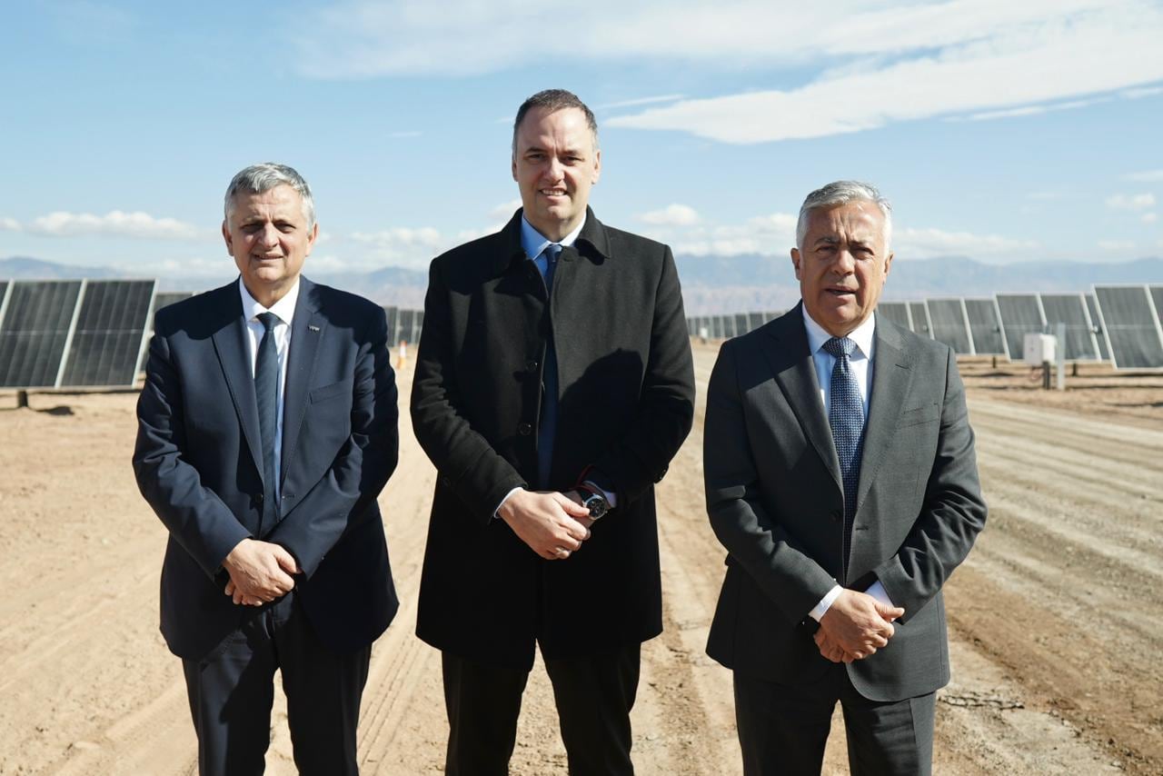 Manuel Adorni, Alfredo Cornejo y Horacio Marín posan durante la inauguración del Parque Solar El Quemado