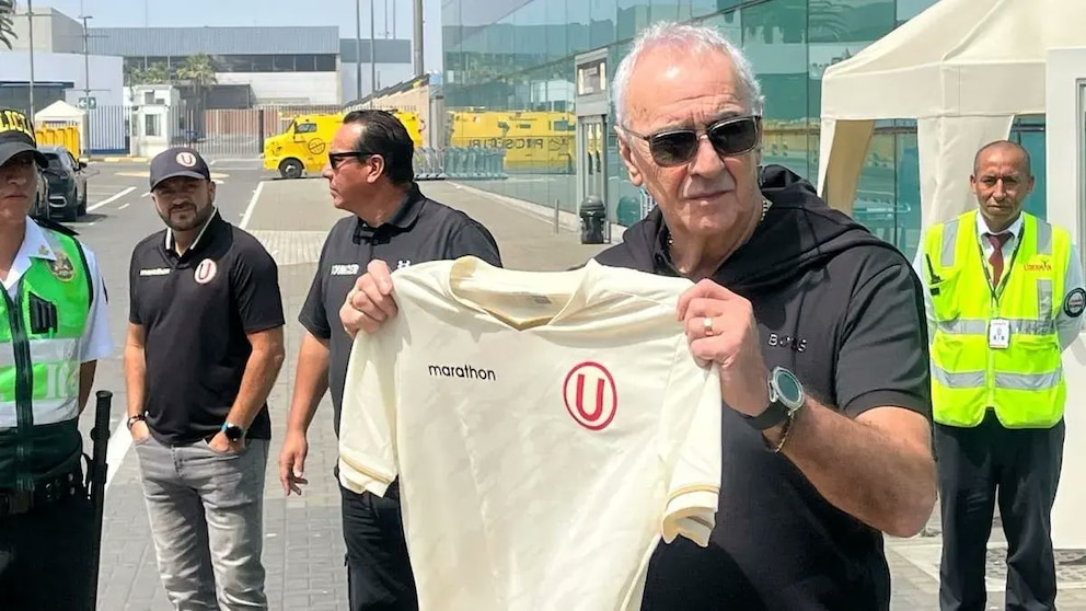 Jorge Fossati arrives in Lima