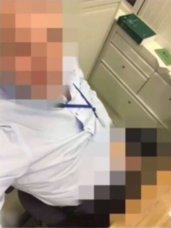 Un funcionario no identificado aparece