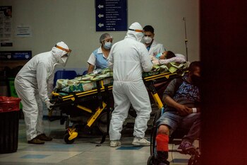 Paramédicos con equipo de protección