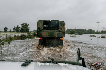 Atención del Ejército de Uruguay en Melo a los damnificados por tormentas fuertes y lluvias abundantes (@EjercitoUy)