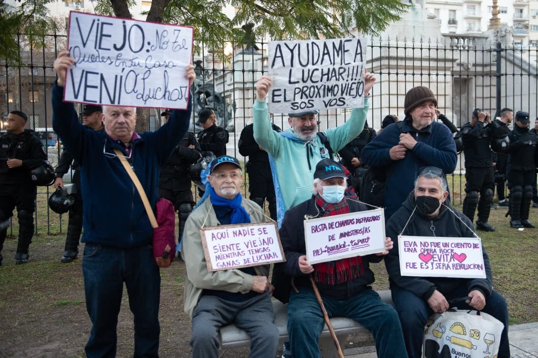 Jubilados reclaman por sus haberes en la Plaza del Congreso. Foto: Jaime Olivos