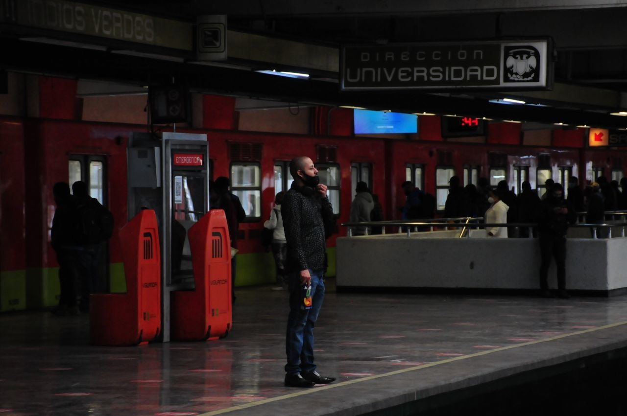CIUDAD DE MÉXICO, 01FEBRERO2021.- La Línea 3 del STC Metro reabrió sus puertas y volvió a brindar servicio luego de casi un mes deshabilitada derivado del incendio en las oficinas centrales del Metro, lo que también ocasionó que otras 5 rutas de este transporte público dejaran de funcionar. Esta Línea que recorre de la estación Indios Verdes en la Alcaldía Gustavo A. Madero hasta Universidad en Coyoacán, operará este lunes con solo con 15 unidades trenes debido al día festivo, para mañana aumentará la cantidad de los convoyes. FOTO: DANIEL AUGUSTO /CUARTOSCURO.COM