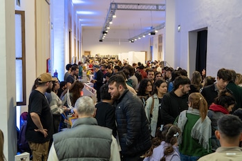 Una multitud busca sus textos preferidos en la Feria del LIbro de Santa Fe 2026