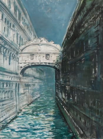 Pintura de un canal de agua flanqueado por dos edificios altos y cruzado en el centro por un puente techado de piedra blanca con arco