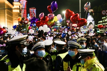 El ambiente multicolor abarrotado de globos y personas es un contraste radical con las semanas de cuarentena en las que nadie podía salir a la calle en Wuhan, China (REUTERS/Tingshu Wang)