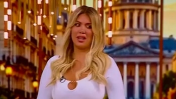 Mujer de cabello rubio y prenda blanca de manga larga frente a un fondo con luces de calle y la imagen de un edificio histórico de París