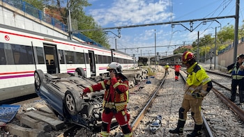 Un coche cae desde un puente a las vías de la estación de Cercanías de Fuenlabrada (Madrid): el conductor sale por sus propios medios, pero resulta herido