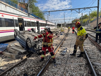 Un turismo se precipita desde un puente hacia las vías de la estación de Cercanías de Fuenlabrada. (Europa Press/ 112 Emergencias)