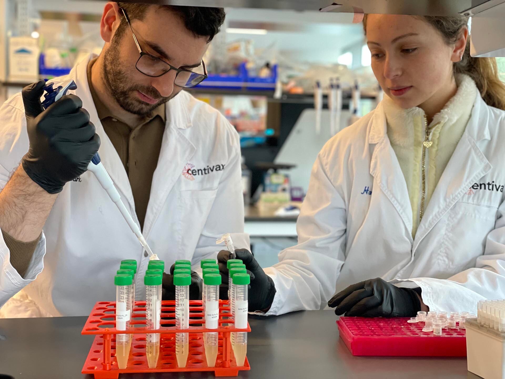 Mark Bellin y Hannah Hirou son parte del equipo que estudió el caso del hombre que se autoinmunizó y tomaron muestras de su sangre para desarrollar un antídoto contra el veneno de serpientes (Nicholas Bayless)