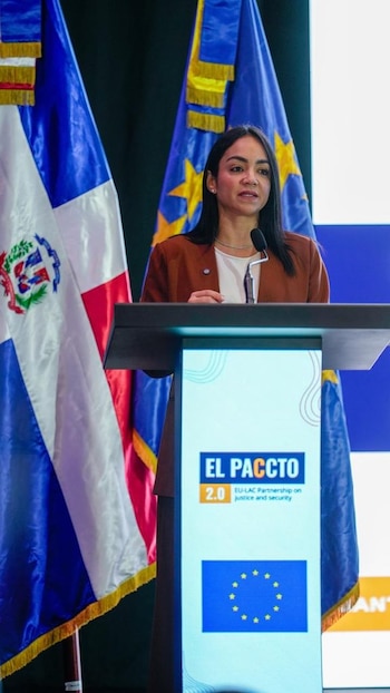 La ministra de Interior y Policía, Faride Raful, durante su intervención en la apertura del Encuentro Anual 2026 de EL PACCTO 2.0, en Santo Domingo (Cortesía: Interior y policía de RD).