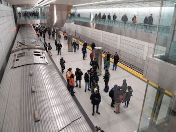 La solicitud de la tarjeta OMNY de tarifa reducida de la MTA se realiza en centros de atención, unidades móviles o por correo, y los trámites postales de nuevos usuarios pueden demorar hasta tres meses (MTA)