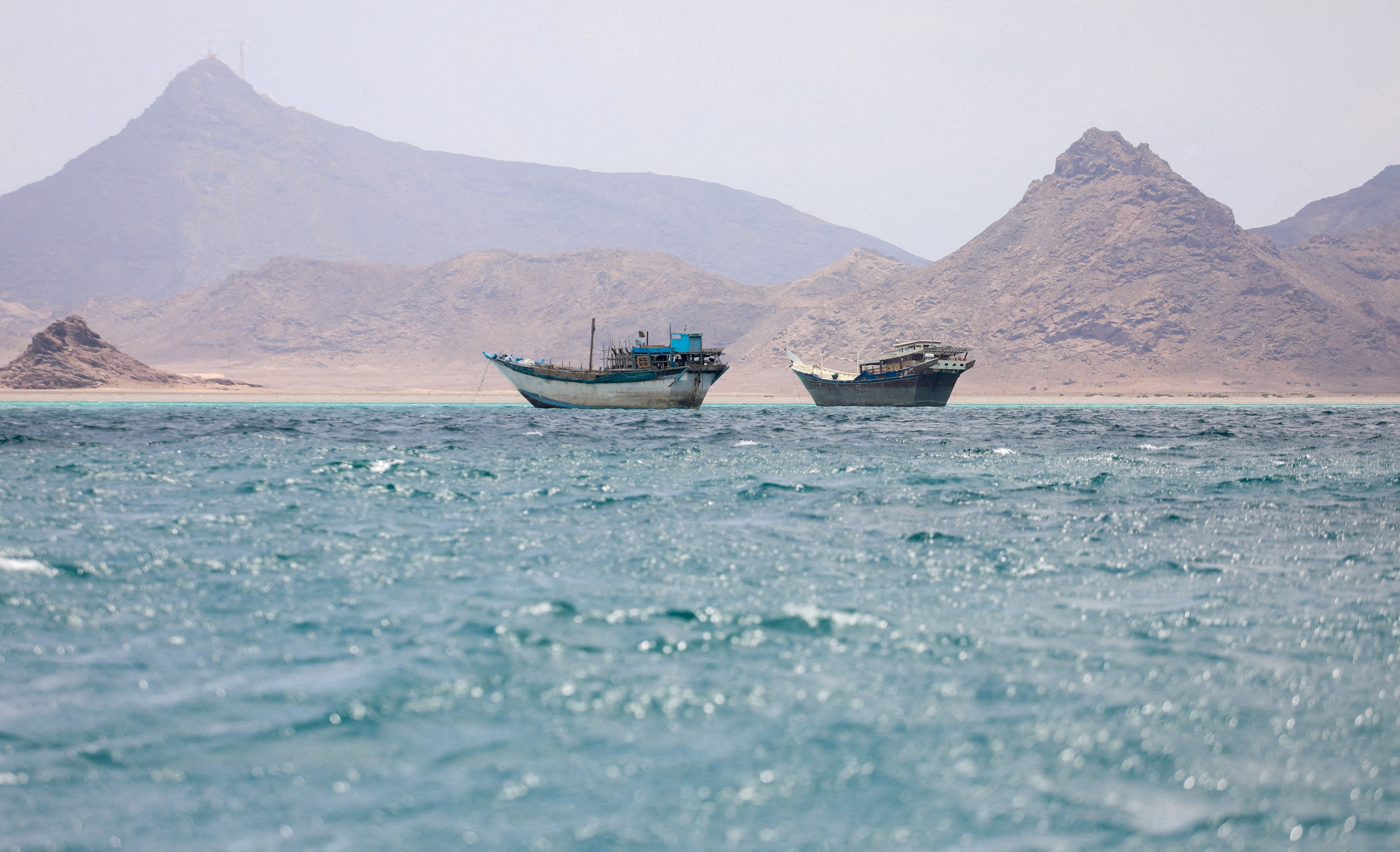 Embarcaciones que navegan cerca de la costa de Bab el Mandeb (REUTERS/Staff)