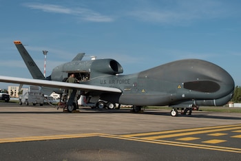 Un RQ-4 Global Hawk en base aérea de Sigonella, Italia. El gobierno de Meloni negó a Estados Unidos el uso de esta base para aviones militares con destino a Medio Oriente. (Fuerza Aérea de EE.UU. vía AP/archivo)