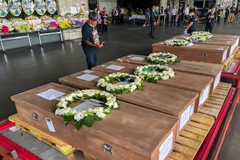 Los féretros que transportan los