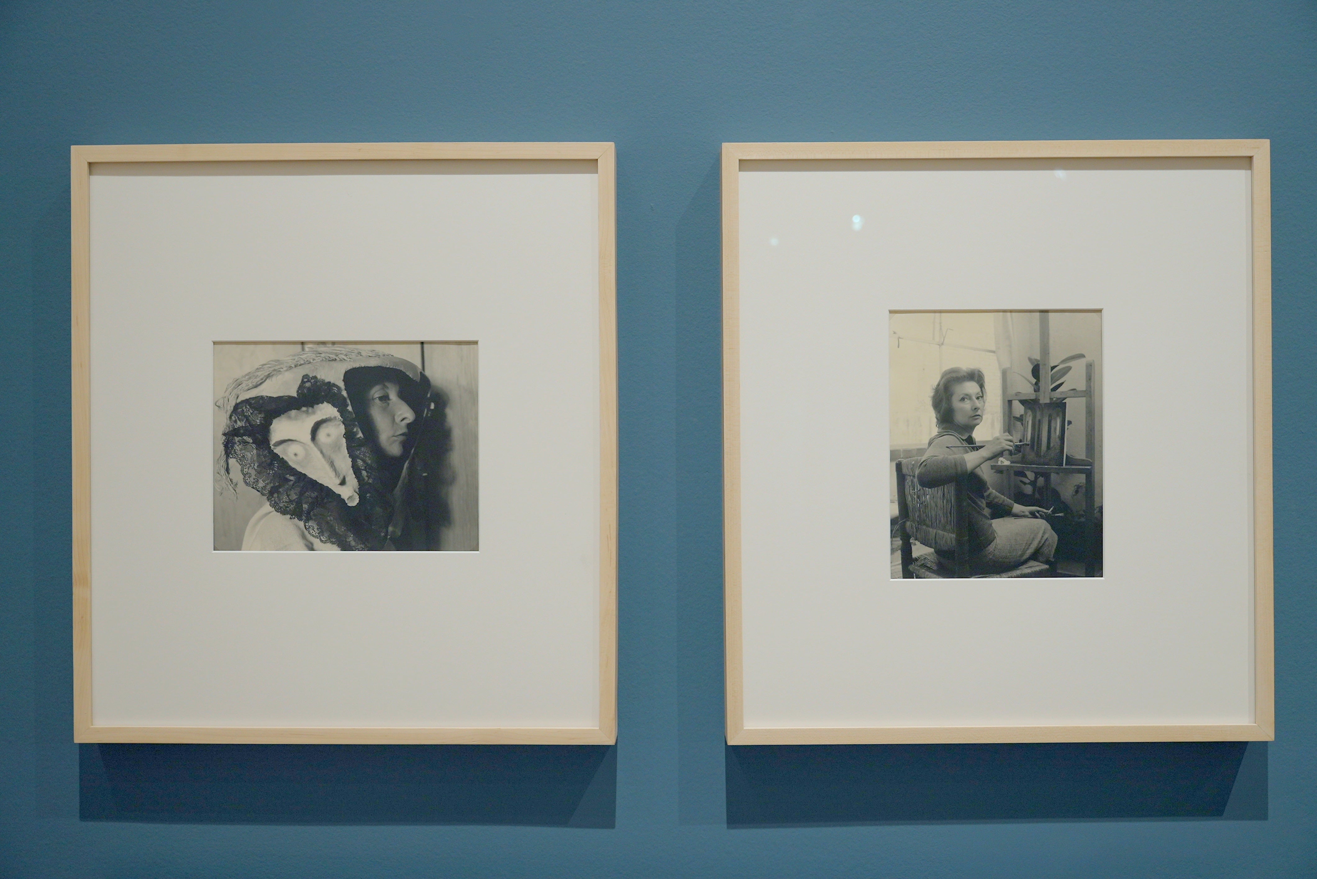 La exposición Lo insólito es lo cotidiano reúne fotografías, cartas y obra plástica de Kati Horna, además de piezas de Leonora Carrington y Remedios Varo, y podrá visitarse hasta febrero de 2027. (Museo Palacio de Bellas Artes / INBAL)