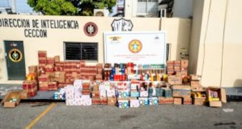 La intervención se realizó en un establecimiento comercial manejado por ciudadanos chinos, donde se detectó comercialización irregular en incumplimiento de normas sanitarias y fiscales. (Foto cortesía Ministerio de Industria)
