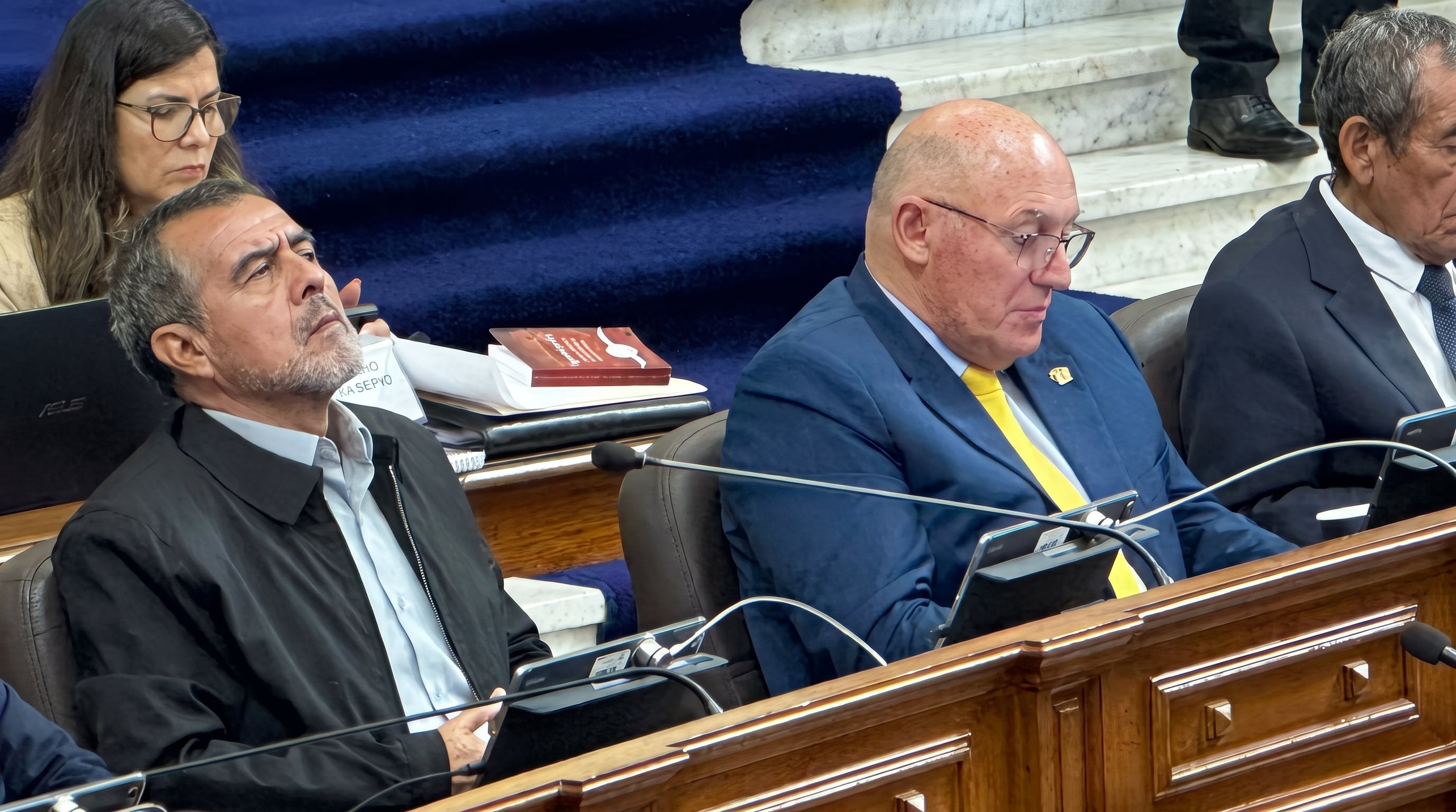 Senadores Iber Maraví y Calisto Giampietri se sentaron juntos tras su tenso choque que casi acaba a golpes