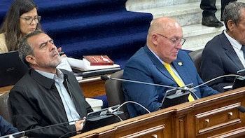 Senadores Iber Maraví y Calisto Giampietri se sentaron juntos tras su tenso choque que casi acaba a golpes
