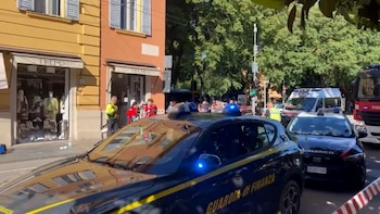 Autoridades en el lugar donde se ha producido un atropello múltiple en Módena.