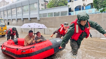 El momento cuando un auto cae a un río tras el derrumbe de un puente en China
